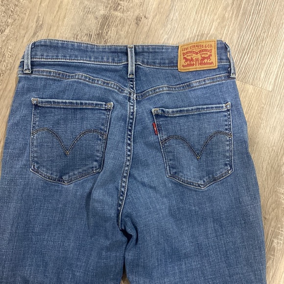 Levi Strauss & Co Mid-Rise Skinny Jean with ruffled bottoms - Picture 4 of 4